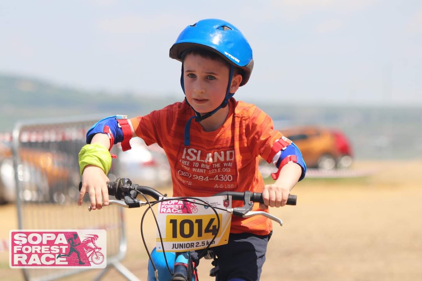 Participanți la ȘOPA Forest Race pe traseu în pădure
